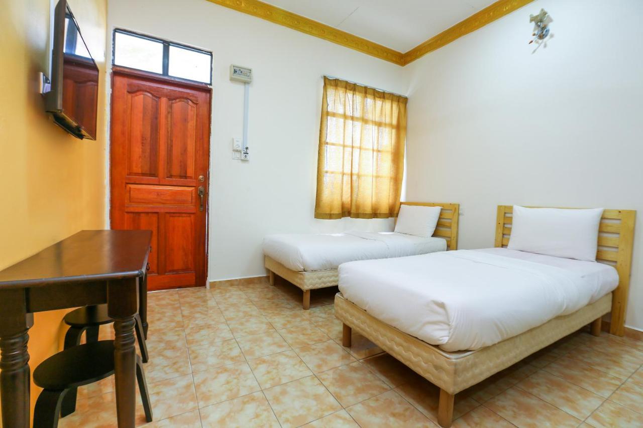 OYO 89887 Chalet Yunie Marang Extérieur photo