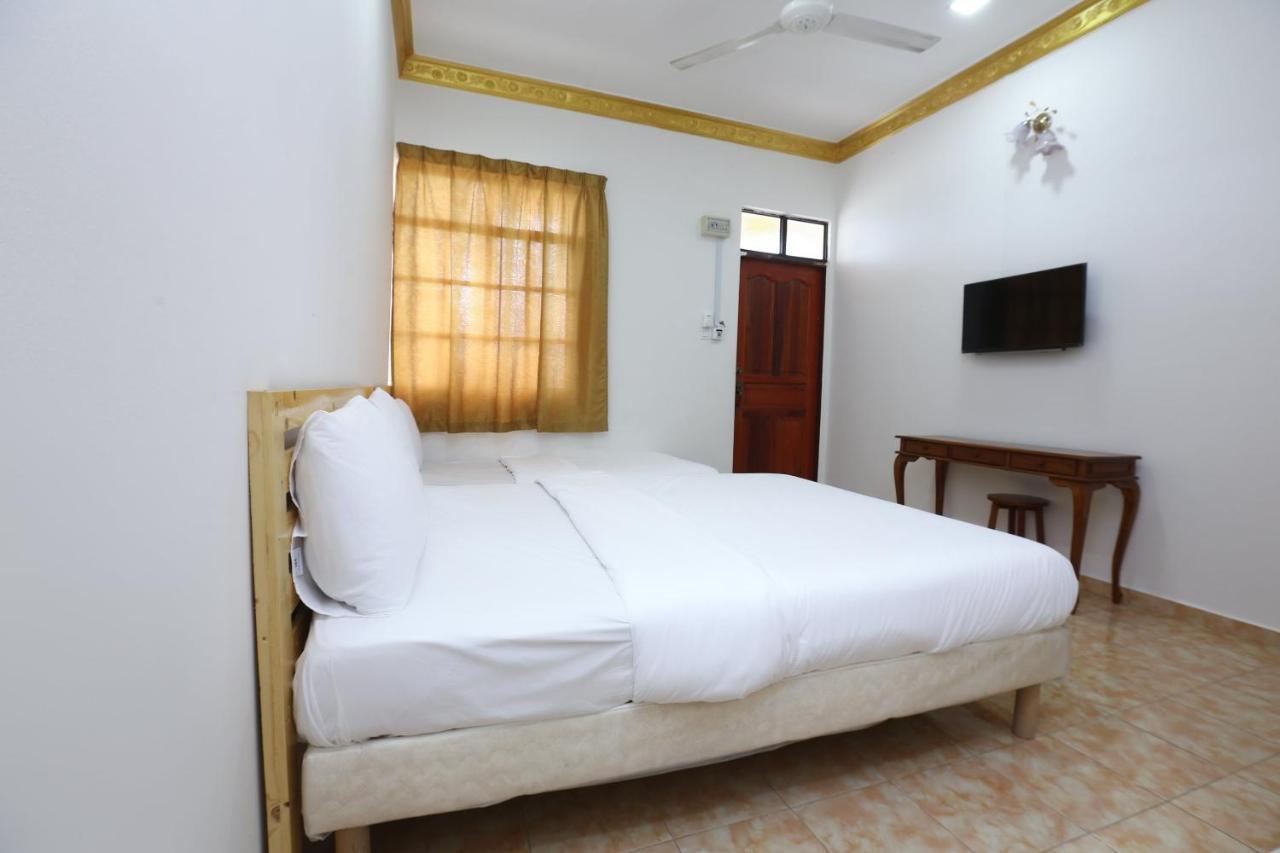 OYO 89887 Chalet Yunie Marang Extérieur photo