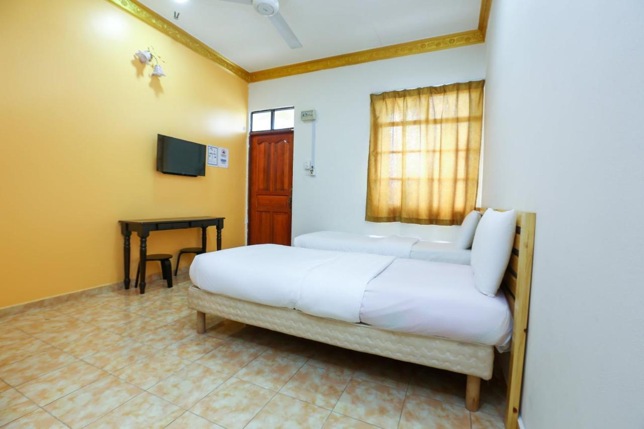 OYO 89887 Chalet Yunie Marang Extérieur photo